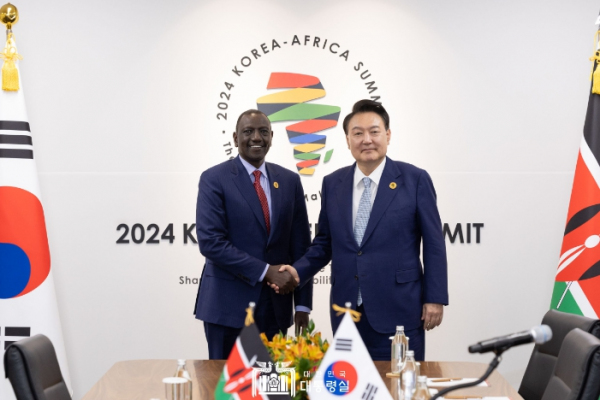 6월 4일 윤석열 대통령은 한-아프리카 정상회의 참석을 위해 방한 중인 윌리엄 사모에이 루토(William Samoei Ruto) 케냐 대통령과 정상회담을 가졌다.