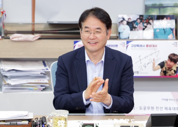 고양시 직장여성 풋살 동호회 출정식을 축하하고 있는 이동환 고양특례시장