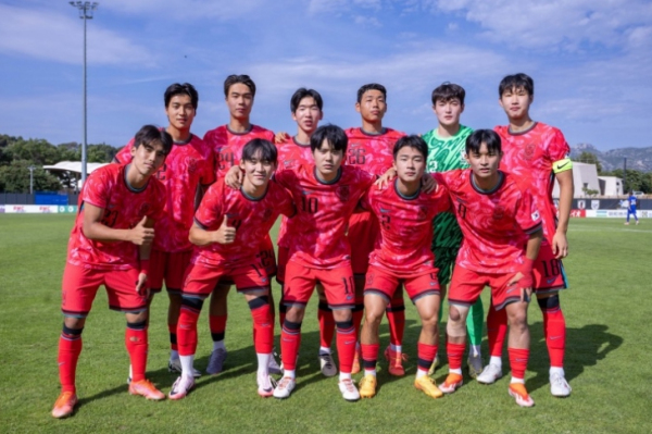 프랑스와의 경기에 선발 출전한 U-21 선발팀 11명의 모습.