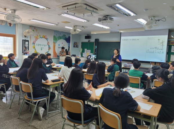 2023년 교문중학교에서 진행된 시립도서관 독서프로그램 ‘책에서 진로를 찾다’ 수업 사진