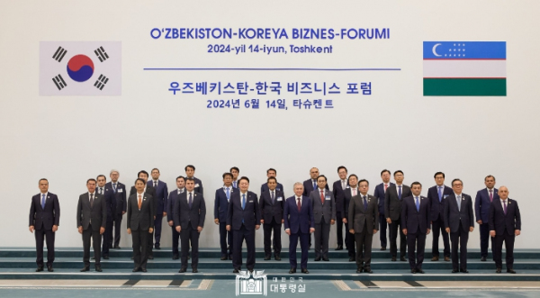 6월 14일 윤석열 대통령은 샤브카트 미르지요예프 우즈베키스탄 대통령과 함께 한-우즈베키스탄 비즈니스 포럼에 참석했다.