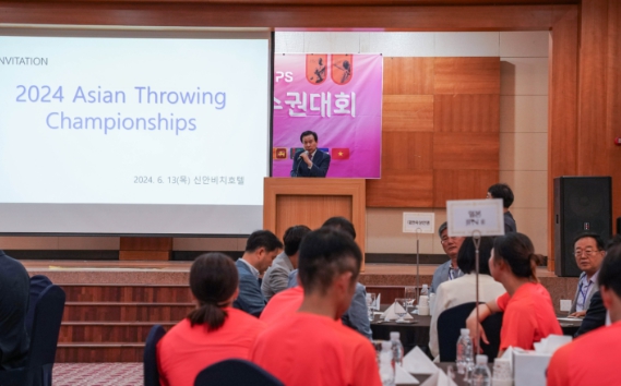 박홍률 목포시장이 제53회 전국종별육상경기 선수권대회, 2024 아시아육상투척 선수권 대회 선수단을 환영하고 있다.