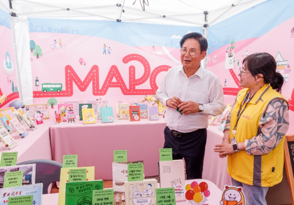 지난 6월 1일, 더 북 데이 행사 현장에 마련된 북 큐레이션 부스를 찾은 박강수 마포구청장