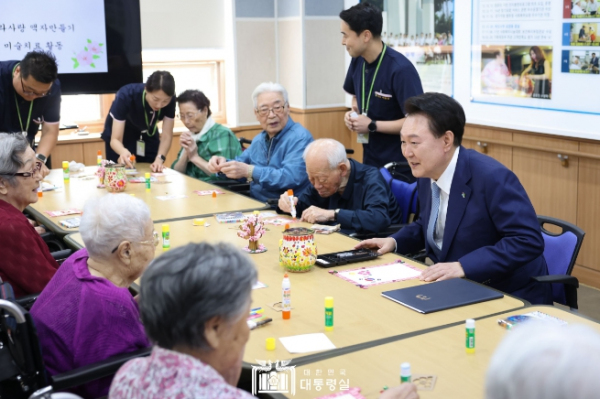 6월 21일 윤석열 대통령은 경기도 소재 수원보훈요양원을 방문해 국가를 위해 헌신한 국가유공자 어르신들에게 감사의 마음을 전했다.