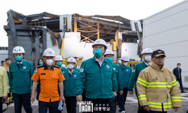 6월 24일 윤석열 대통령은 경기도 화성시 배터리 제조공장에서 발생한 화재 현장을 방문해 피해 상황 및 대응 상황을 점검했다.