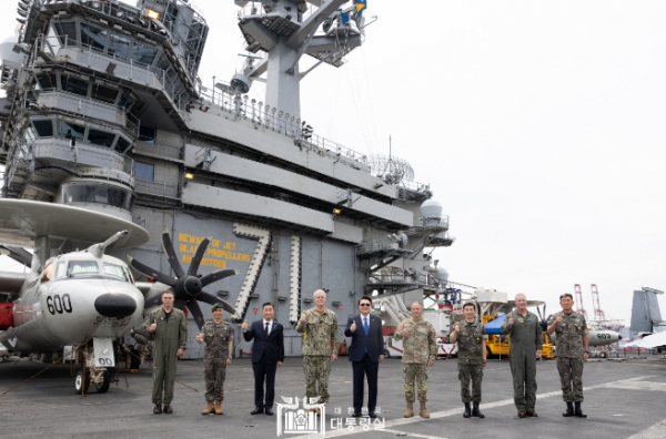 6월 25일 윤석열 대통령은 부산 해군작전기지에 정박 중인 미국 시어도어 루즈벨트 항공모함을 방문했다.