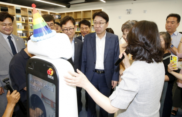 전주시 서신도서관, 영어 특화 ‘미래형 도서관’으로 재개관