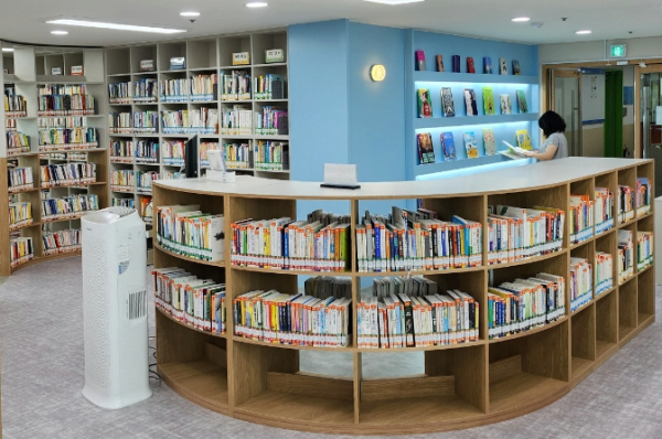 전면 리모델링 공사를 마치고 이달 1일 운영을 재개한 서대문구 홍제3동 문화촌작은도서관
