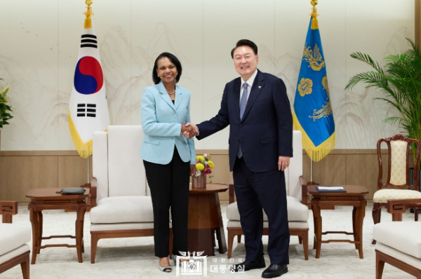 7월 2일 윤석열 대통령은 「콘돌리자 라이스(Condoleezza Rice)」 전 국무장관(現 스탠포드大 후버연구소 소장)을 접견하고 우크라이나 전쟁을 포함한 글로벌 정세와 최근 러-북 관계, 그리고 한반도 정세에 대해 의견을 교환했다.