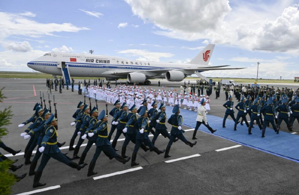2일 토카예프 대통령이 공항에서 시 주석을 위해 성대한 환영식을 열었다. (사진/신화통신)