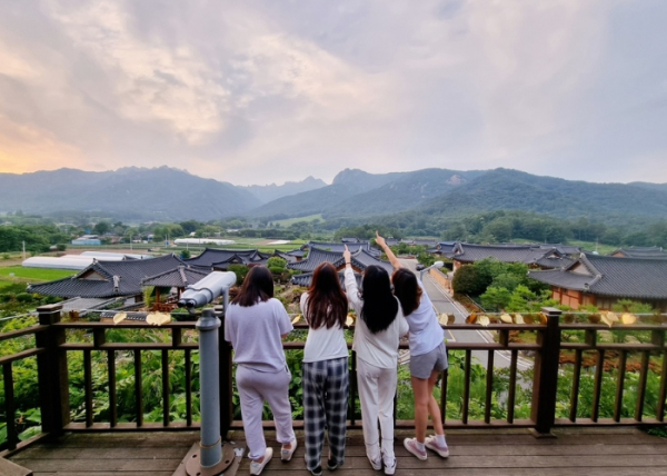 지난해 강진 촌캉스를 찾은 젊은이들이 푸소 농가에서 여유로운 시간을 보내고 있다.