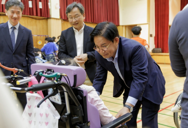 박강수 마포구청장이 한국우진학교에서 열린 우진 어린이 큰잔치에 참석해 학생을 격려하고 있다