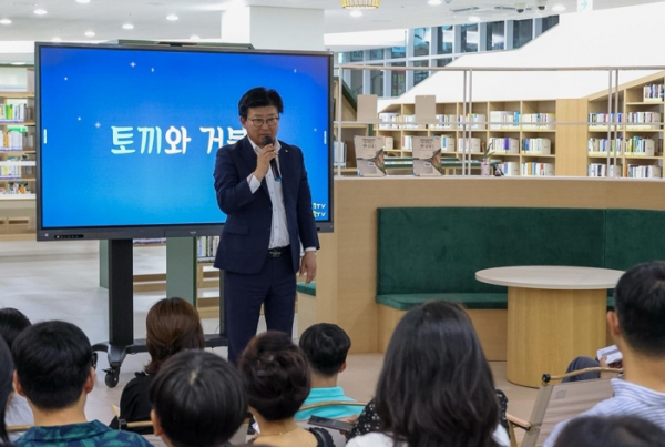 최충규 대덕구청장이 4일 석봉도서관 개관 기념 작가 초청 강연에 앞서 구민들에게 인사를 하고 있다.