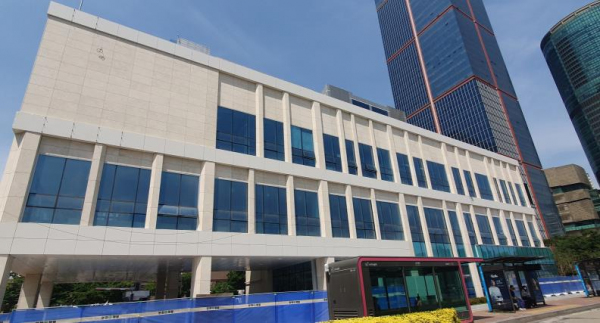 신도림역 3번 출구 앞에 건립 중인 구로미래도서관 외부