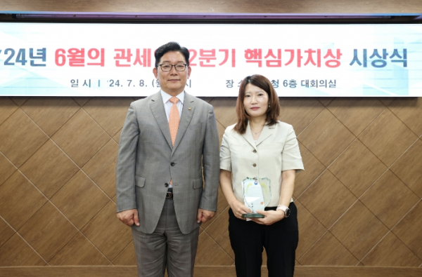 고광효 관세청장(왼쪽)이 6월의 관세인에 선정된 서울세관 신지애 주무관과 기념 촬영하고 있다.