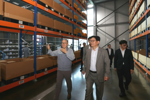 고광효 관세청장(오른쪽)이 9일 대구 달성군에 소재한 대구텍(유)를 방문하여 생산 현장 및 물류센터를 살펴보고 있다.