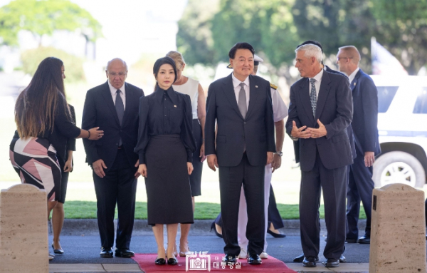 7월 8일 윤석열 대통령 부부는 미 태평양 국립묘지를 찾아 헌화했다.