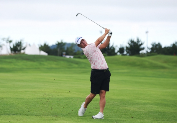 10일 본 대회 연습라운드에서 반바지를 착용하고 플레이한 조민규