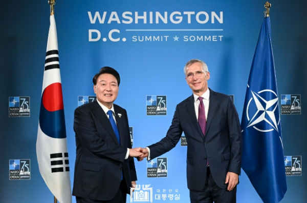 7월 11일 윤석열 대통령은 옌스 스톨텐베르그(Jens Stoltenberg) NATO 사무총장을 면담하고, 주요 국제 현안과 한-NATO 협력에 대해 의견을 교환했다.