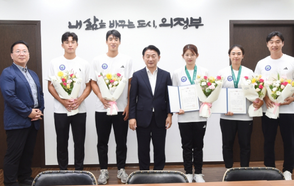 김동근 시장이 7월 16일 의정부시청 직장운동경기부 테니스팀 선수들을 격려한 뒤 함께 기념사진을 찍고 있다.