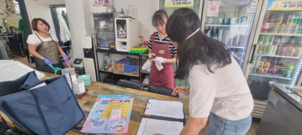 장수군, 여름철 소통전담관리원 식중독 예방 지도 및 홍보 활동