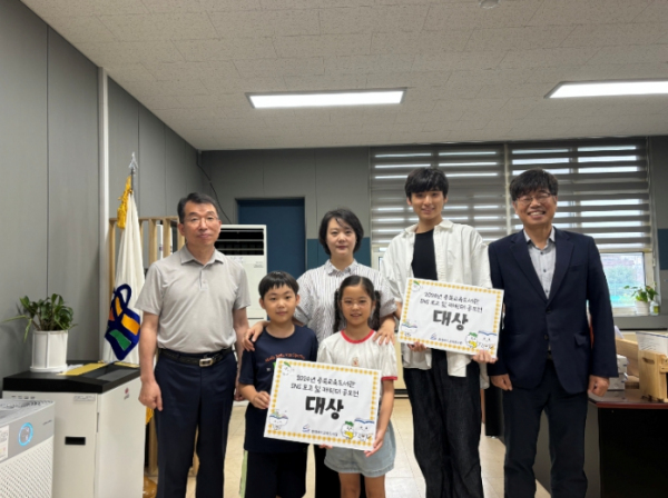 공모전 수상자-오완택 부장, 문선미(학부모), 최지효, 최지윤(복대초), 이린, 이종수 관장