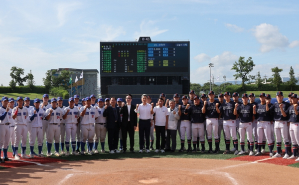제58회 대통령배 전국고교야구대회의 32강전이 열린 지난 26일 대회 관계자와 선수단 격려차 포항야구장을 찾은 이강덕 포항시장.