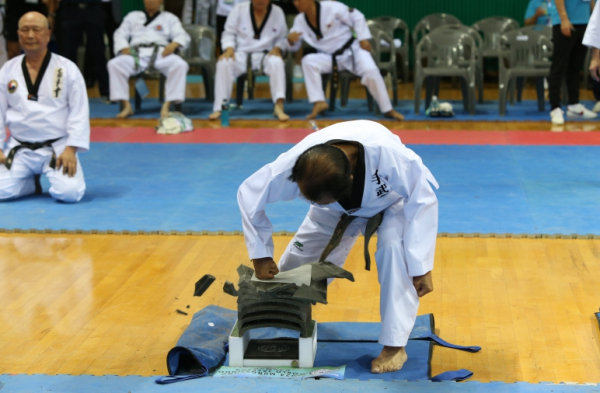 ‘2024 문경 세계태권도한마당’의 최고령 참가자인 최덕수 사범이 격파를 하고 있다.