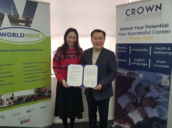 크라운 사립기술대학에 방문하여 충남 직업계고 학생 해외 현장학습 활성화 및 교육 협력 양해각서를 체결하고 있는 김지철 교육감