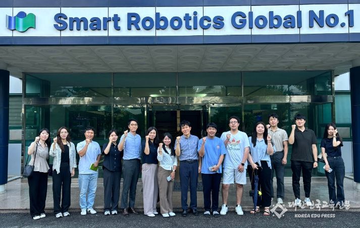 경상국립대 FGLP 프로그램 신성델타테크(주) 장학생들이 8월 22일 오후 창원시 소재 신성델타테크(주)를 방문하여 기념 촬영을 하고 있다.(오른쪽 다섯 번째부터 고메즈 진 미첼, 시띠뿌나누빱 피라팟, 신성델타테크 경영관리본부 정협용 본부장, 멜라니 한나 마리아 크리스티나 씨)