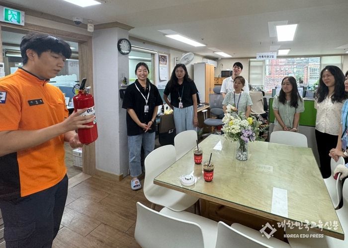 부천소방서 대원이 소화기 사용법을 설명하고 있다.