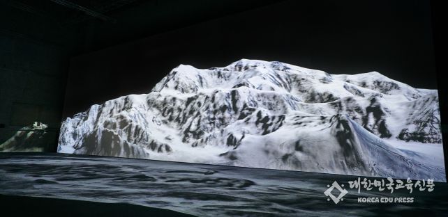 강이연 '유한(Finite)', 2021, 프로젝션 매핑, 오디오 비주얼 설치, 가변크기 Courtesy of the artist / Photographer : jihyun PARK, junghoon CHOI