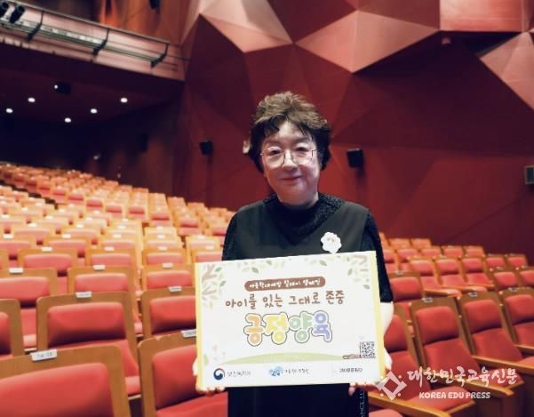 구리문화재단 진화자 대표이사가 아동학대예방 릴레이 캠페인에 동참하고 있다.