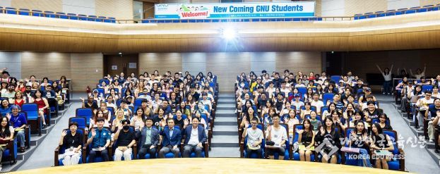 경상국립대는 8월 30일 오후 2시 국제어학원 파이어니어 오디토리엄에서 2학기에 입학하는 외국인 신입생을 대상으로 오리엔테이션을 개최했다.