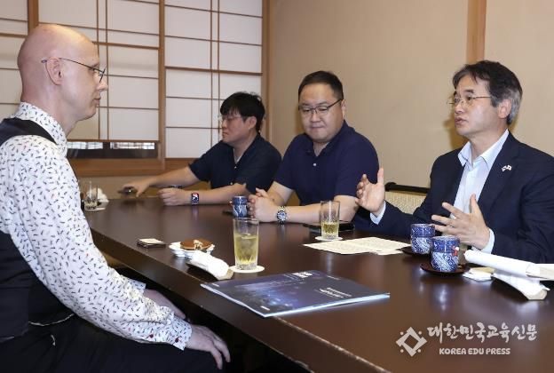 일본게임보존협회 조셉 레돈 이사장에게 고양경제자유구역 설명하는 이동환 고양특례시장