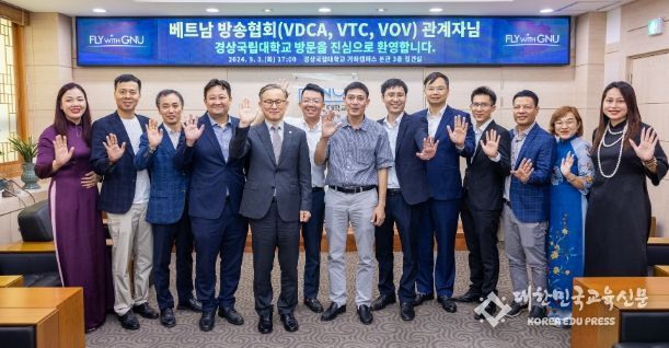 베트남 방송협회 관계자와 인플루언서 등 21명이 9월 3일 오후 경상국립대학교를 내방하여 대학의 주요 시설을 견학하고 권진회 총장을 인터뷰했다.