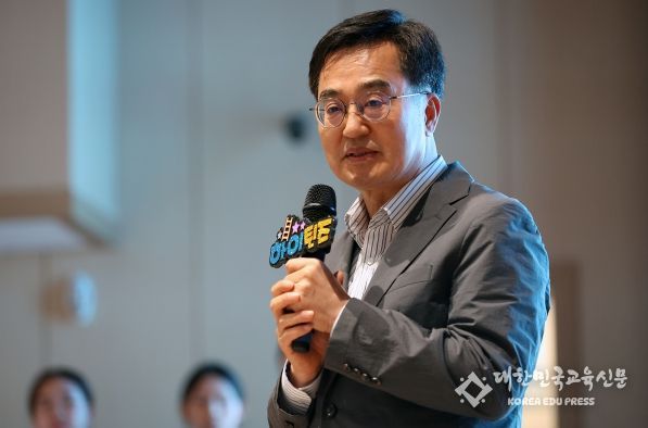 7일 오후 경기도인재개발원 대강당에서 열린 2024 경기 청소년 사다리 하이틴즈에서 김동연 경기도지사가 마무리말씀을 하고 있다.