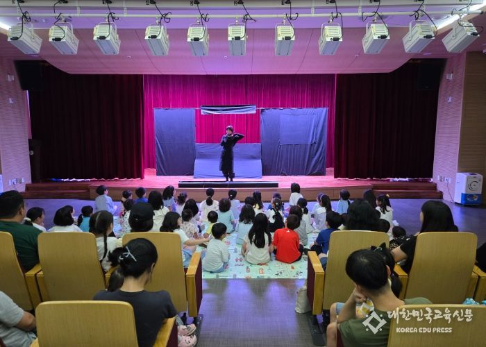 광명시 소하도서관은 지난 7일 가족 문화공연 블랙라이트 인형극 <종이아빠>를 성공적으로 개최했다.