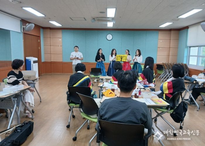 해외 교류를 준비하는 초등교사들