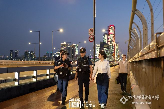 9월 10일 김건희 여사는 ‘세계 자살 예방의 날’을 맞아 119특수구조단 뚝섬수난구조대, 한강경찰대 망원치안센터, 용강지구대를 각각 방문해 생명 구조의 최일선에 있는 현장 근무자를 격려했다.