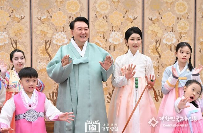 9월 8일 윤석열 대통령 부부는 용산 대통령실에서 다문화가정 어린이들과 함께 2024년 한가위 영상 메시지를 촬영했다.