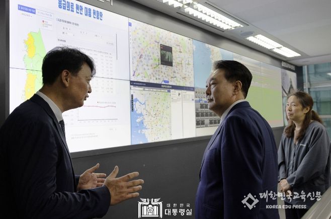 9월 13일 윤석열 대통령은 추석 연휴를 앞두고 서울의료원과 중앙응급의료센터를 찾아 응급의료 대응 상황을 점검하고 의료현장을 묵묵히 지키는 의료진의 노고를 격려했다.