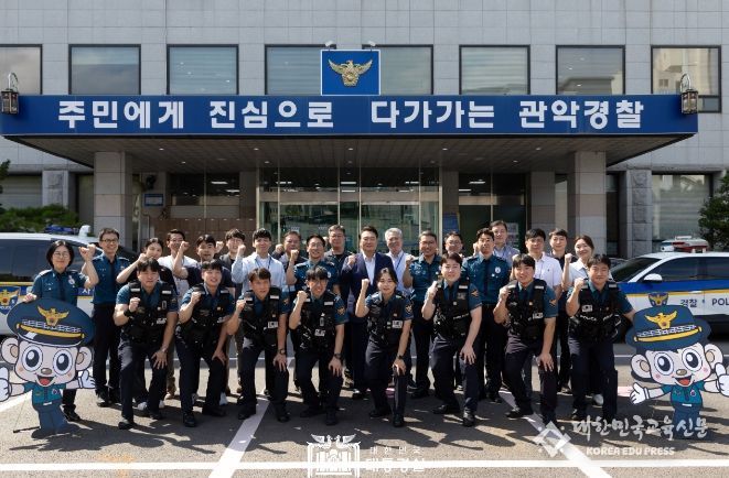 9월 15일 윤석열 대통령은 서울 관악경찰서를 방문해 추석 명절 특별치안활동을 펼치고 있는 경찰관들을 격려했다.