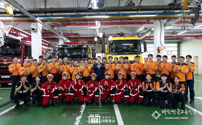 9월 15일 윤석열 대통령은 서울 강서소방서를 방문해 119종합상황실에서 추석 연휴 화재, 구조, 구급 상황에 대해 보고 받고 특별 경계근무 중인 소방관들을 격려했다.