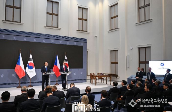 9월 20일 윤석열 대통령은 페트르 피알라 체코 총리와 함께 공동언론발표를 했다.