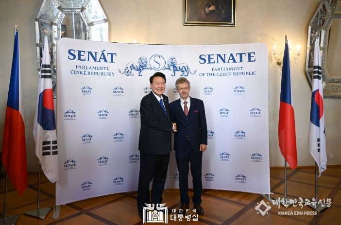 9월 20일 윤석열 대통령은 체코 상원의사당에서 「밀로쉬 비스트르칠(Miloš Vystrčil)」 상원의장을 접견했다.