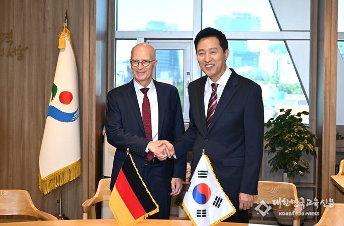 오세훈 서울시장(우)이 23일 서울시청을 찾은 피터 첸처(Peter Tschentscher, 좌) 독일 함부르크 시장과 면담 후 기념사진을 촬영하고 있다.