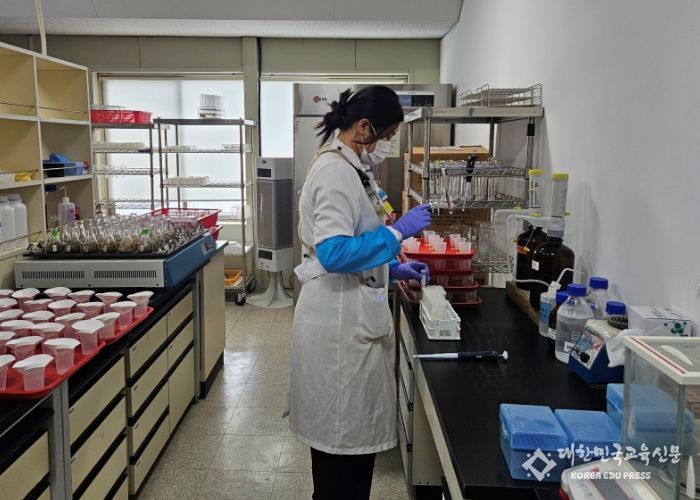 군 사업장 작업환경측정을 실시하는 모습