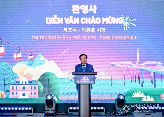 박홍률 목포시장이 베트남 하노이 시 쉐라톤 호텔에서 열린 목포 관광설명회에서 환영사를 진행하고 있다.