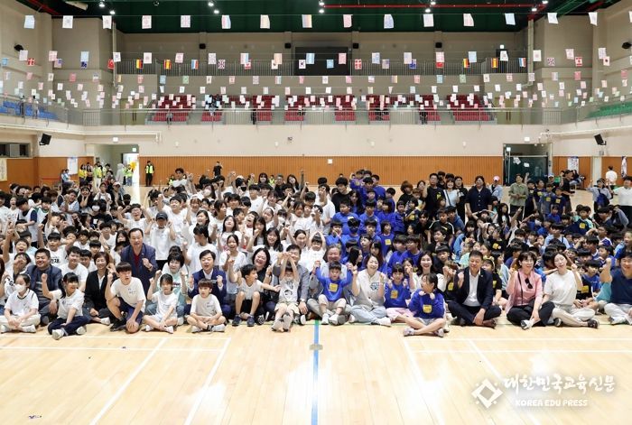 지난 28일 유성종합스포츠센터에서 ‘꿈나무 체육대회’를 개최한 가운데, 정용래 유성구청장과 참여 아동들이 기념촬영을 하고 있다.